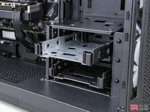 硬盘安装在哪里 电脑机箱硬盘位查找与安装图解