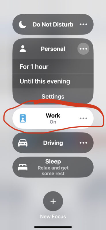 如何在 iPhone 上关闭自动对焦功能？