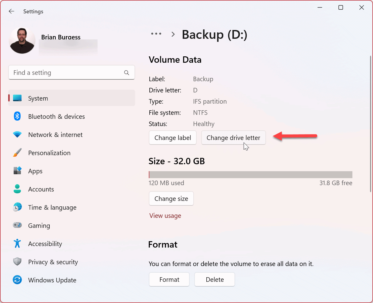 如何在 Windows 11 中删除驱动器号？