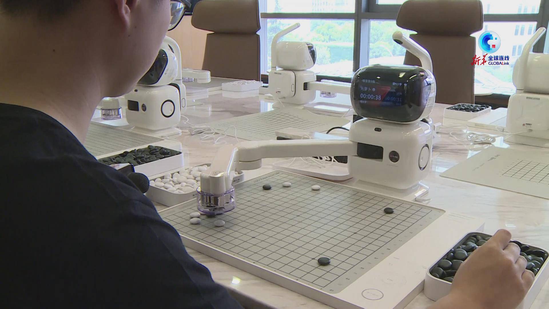 全球连线 | 上海:家用版围棋机器人成中国青少年AI陪练