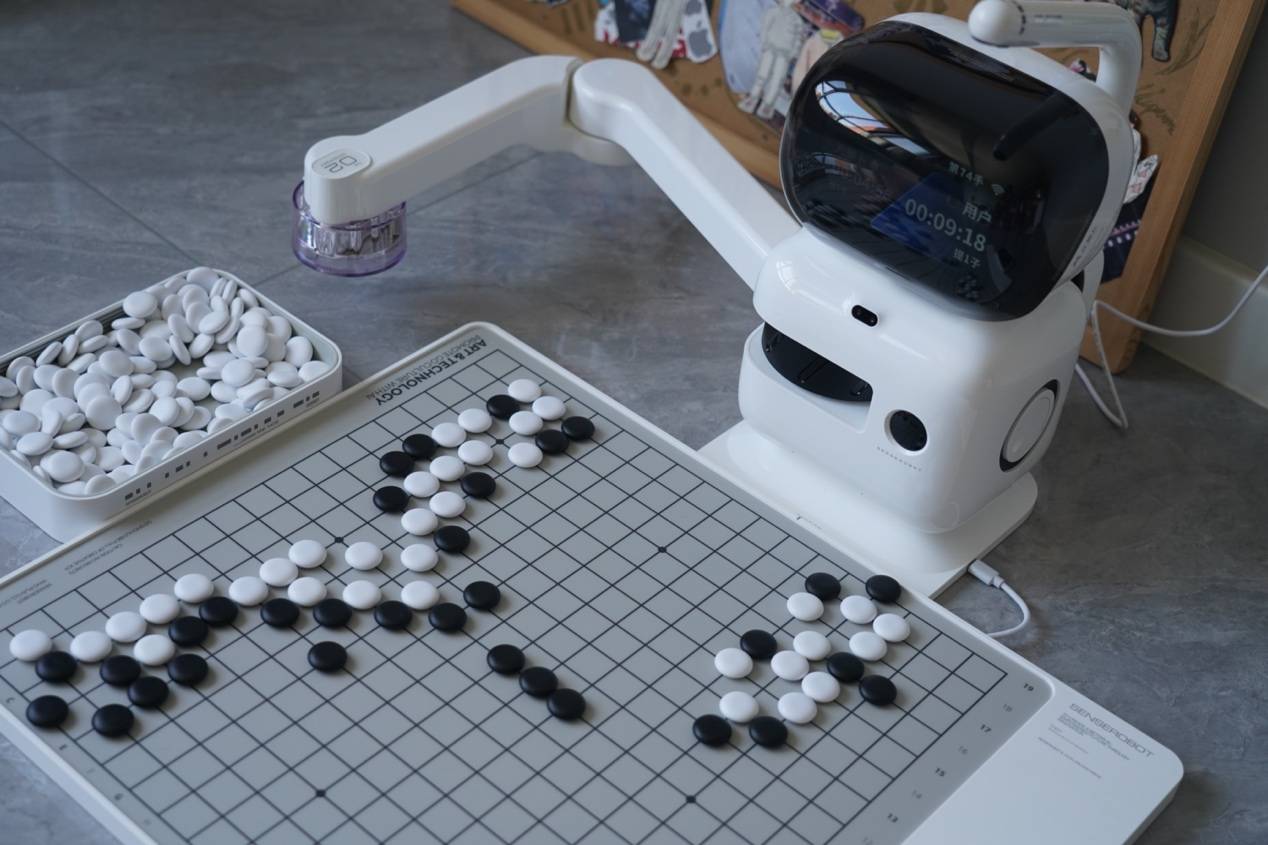 提升孩子围棋技能，体验“元萝卜SenseRobot”AI下棋机器人围棋版，成为围棋高手