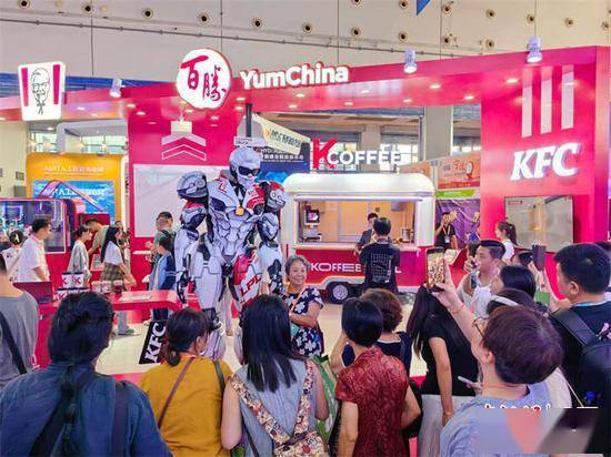 东博会上的餐饮企业展厅亮点：机器人制作冰淇淋