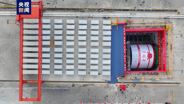 国内最大直径盾构机开始掘进，用于高速铁路隧道，直径达到14.8米