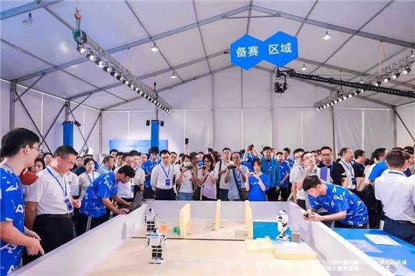 发布国内首个人型机器人比赛，展望科技的未来