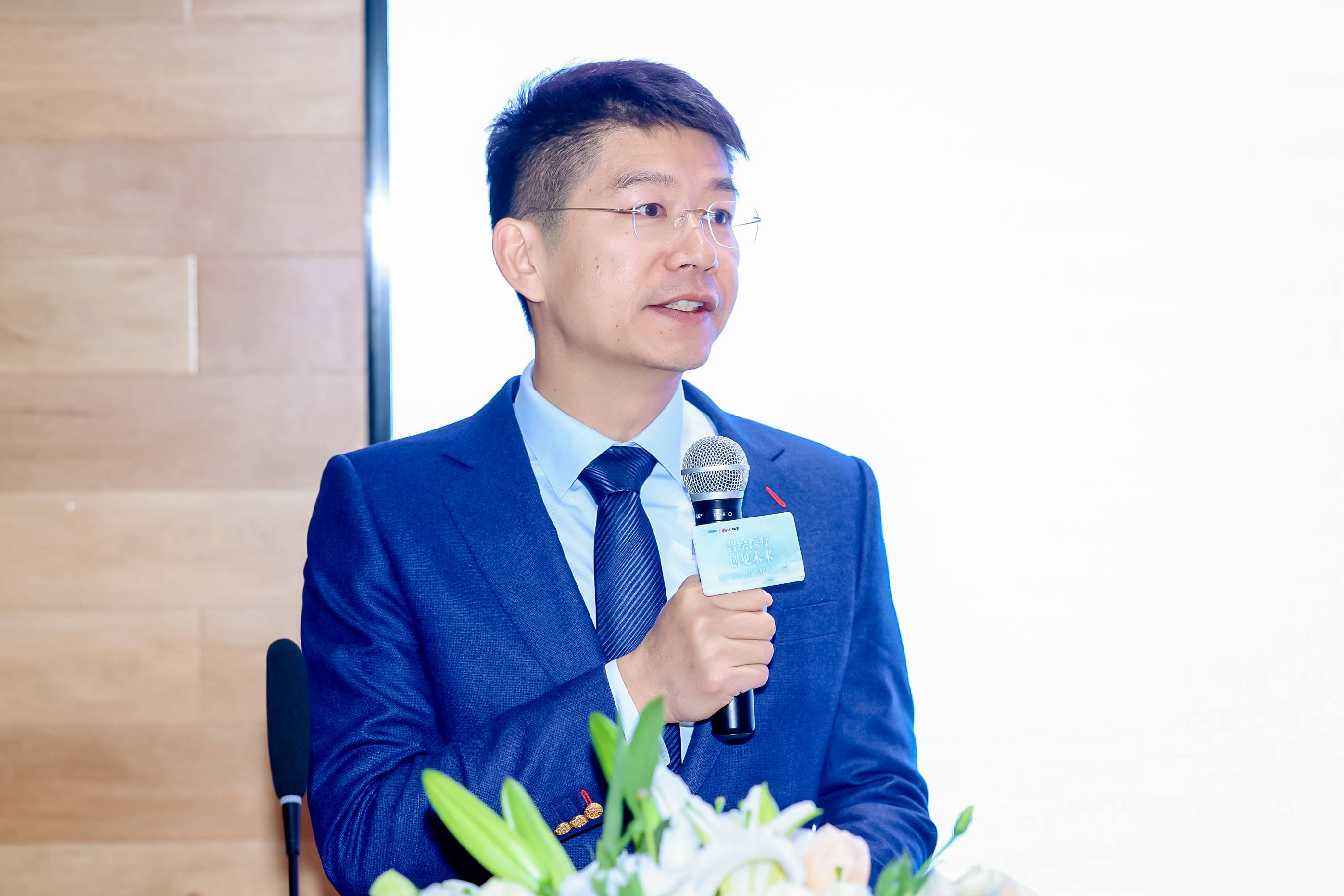 医渡科技自主研发医疗大模型,多项医疗任务评估结果超过GPT