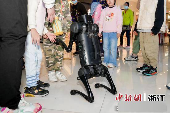 “AI黑科技展绍兴探索未来，孔子、梵高等众名人齐聚一堂”