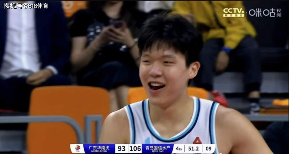 杨瀚森勇夺胜利！在与张明池的比赛中被脸部击中，但很快恢复，并以21+10的成绩回归赛场