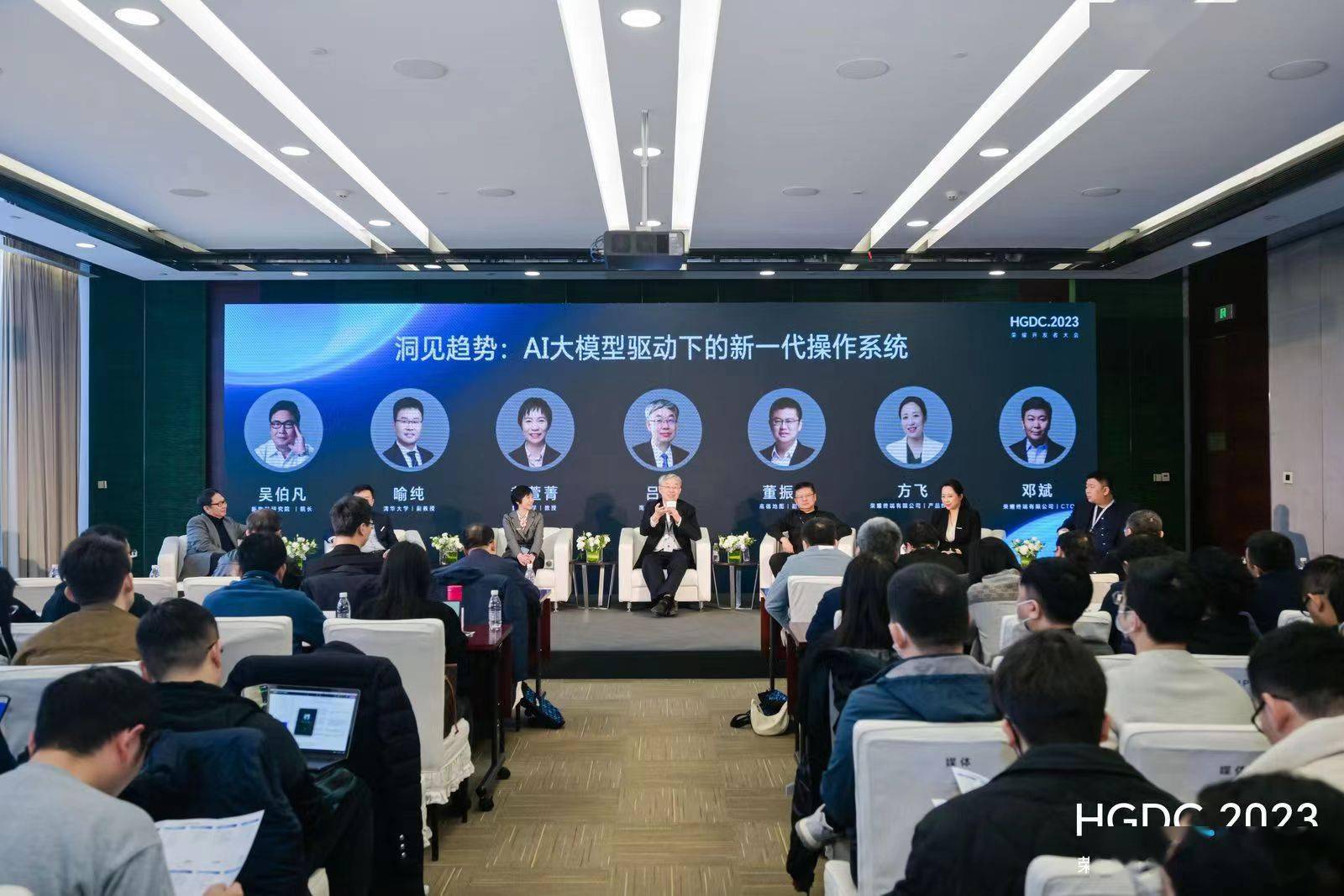 探索 AI 浪潮下操作系统的新未来：OS与荣耀场景