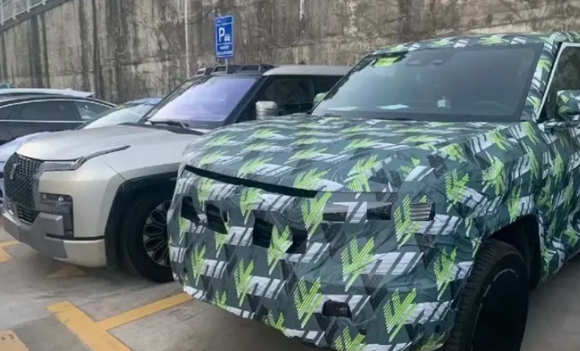 曝光!方程豹“豹 8”巨大身躯和创新技术揭秘路试谍照