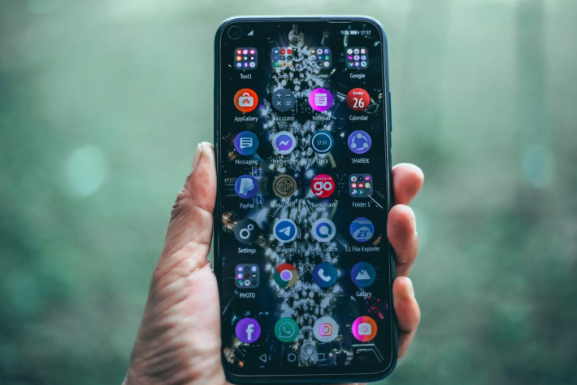 OLED屏幕智能手机市场份额快速扩大,iPhone引领转变