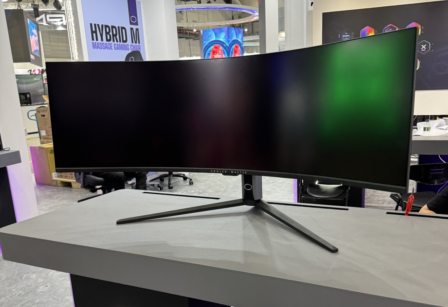 54 英寸 VA 超宽屏、2304 分区，酷冷至尊展出 GP57ZS 曲面 Mini LED 显示器