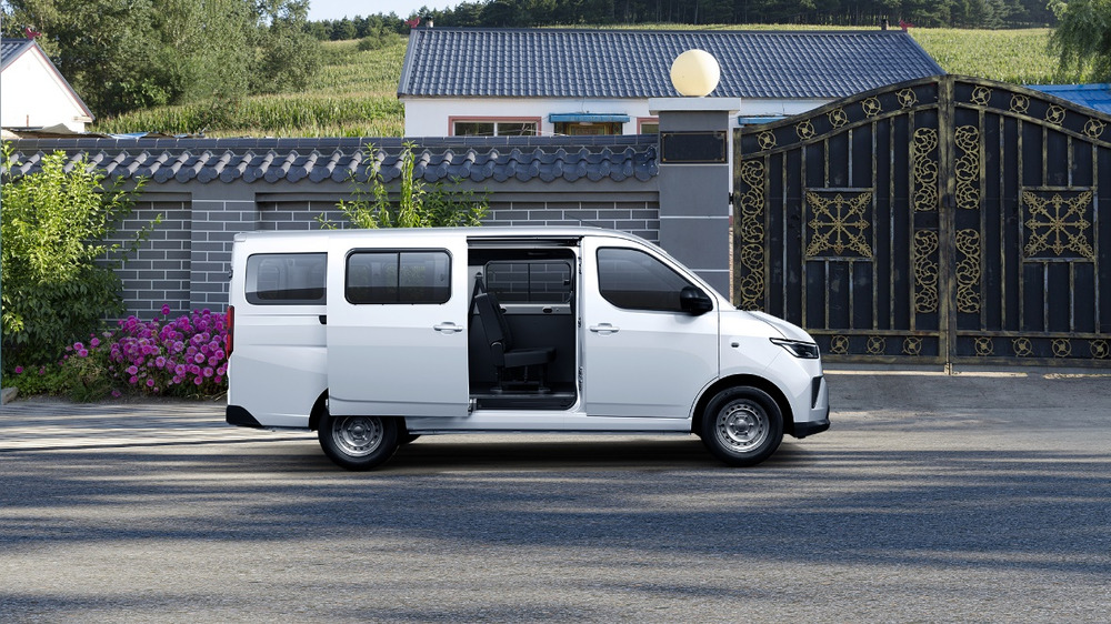 7.38万元起,五菱扬光客车版上市