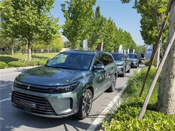 问界M7五连撞后竟安然无恙？车主：华为买值了！