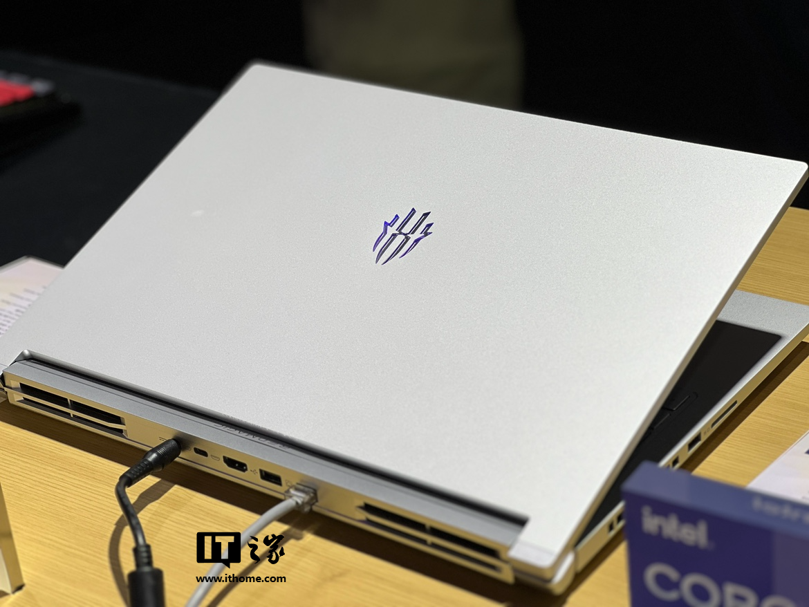 红魔游戏本 16 Pro 官方渲染图公布:黑白双色、RGB 背光键盘