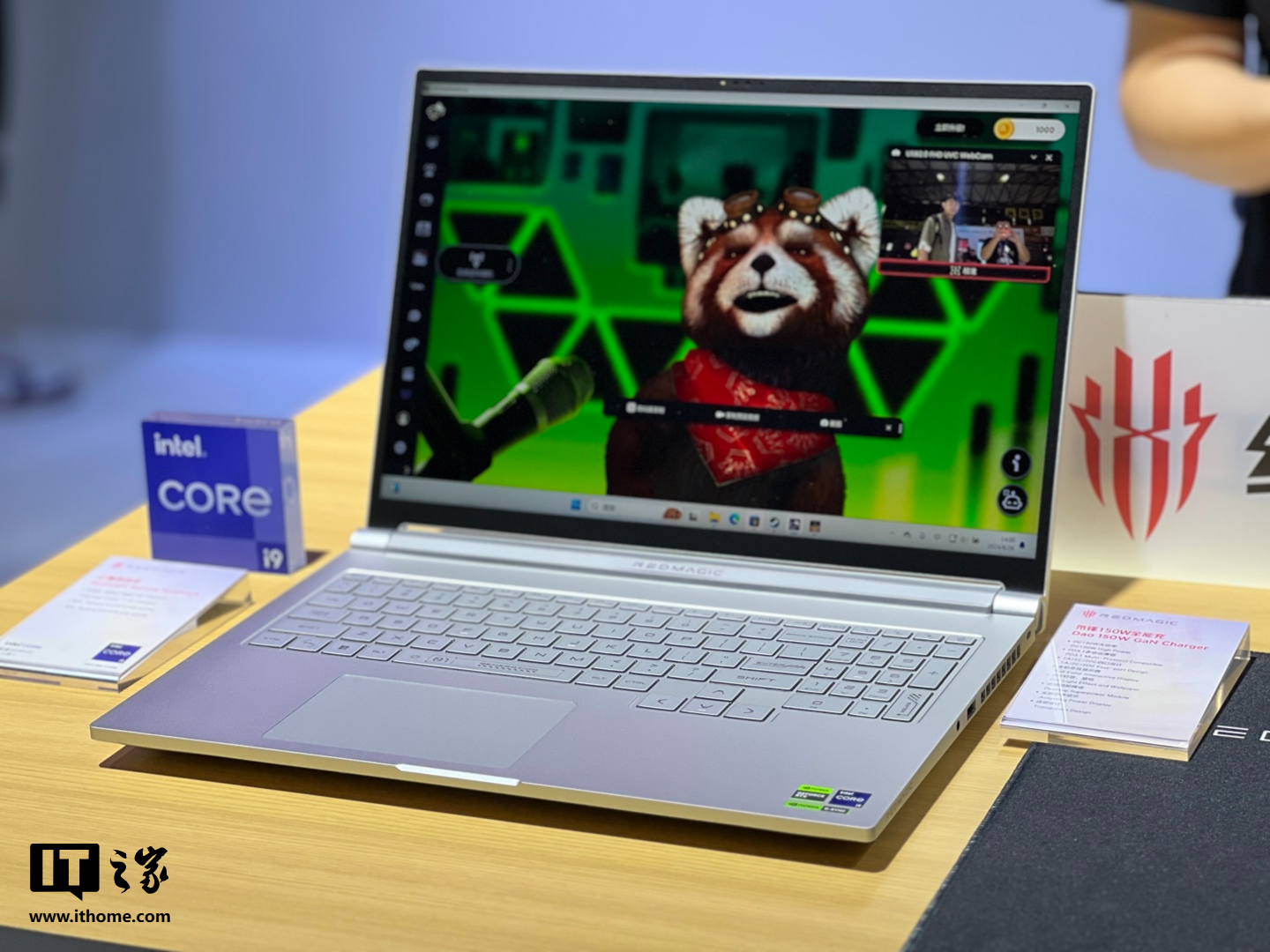 红魔游戏本 16 Pro 官方渲染图公布:黑白双色、RGB 背光键盘