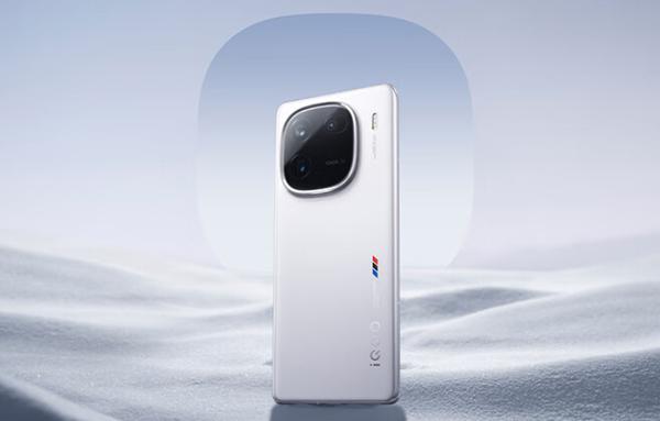 iQOO 13 再度曝光:骁龙 8 Gen 4+2K 直屏 四窄边设计