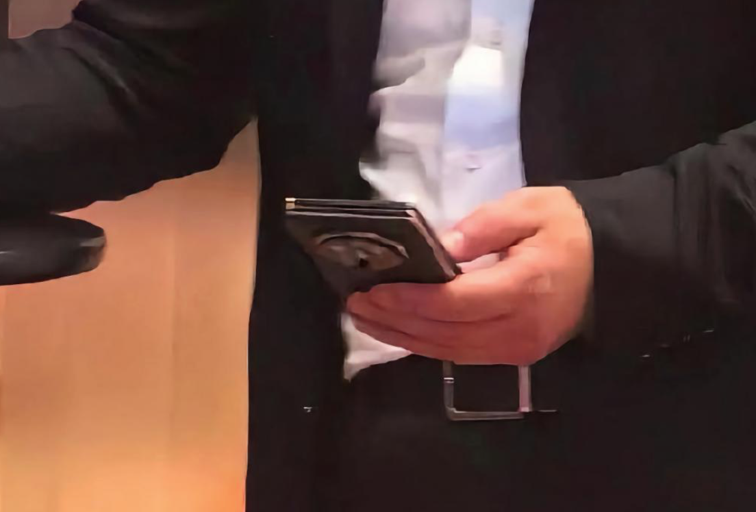 华为发布会主动「撞车」苹果，三折手机能否单挑iPhone 16？