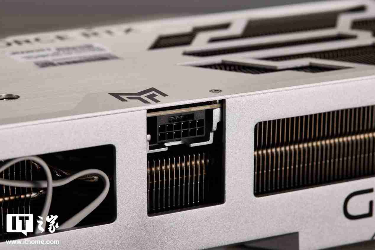 影驰 RTX 4080 SUPER 金属大师 OC 显卡图赏:金属风拉满的 4K 游戏旗舰