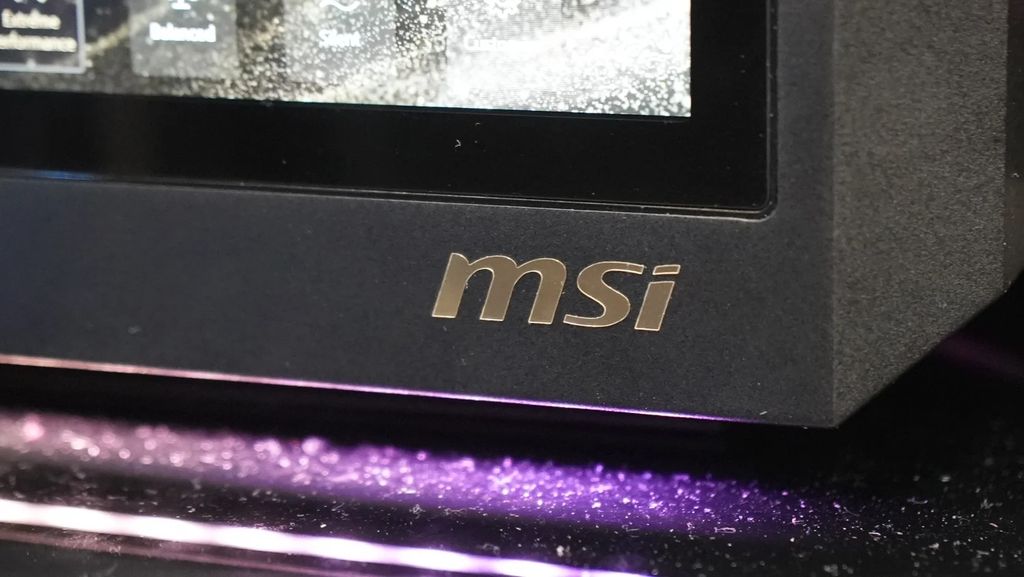 微星展示 MEG Vision X AI 电脑主机:正面大屏可 AI 聊天,有望配 RTX 5090 显卡