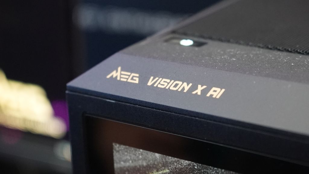 微星展示 MEG Vision X AI 电脑主机:正面大屏可 AI 聊天,有望配 RTX 5090 显卡