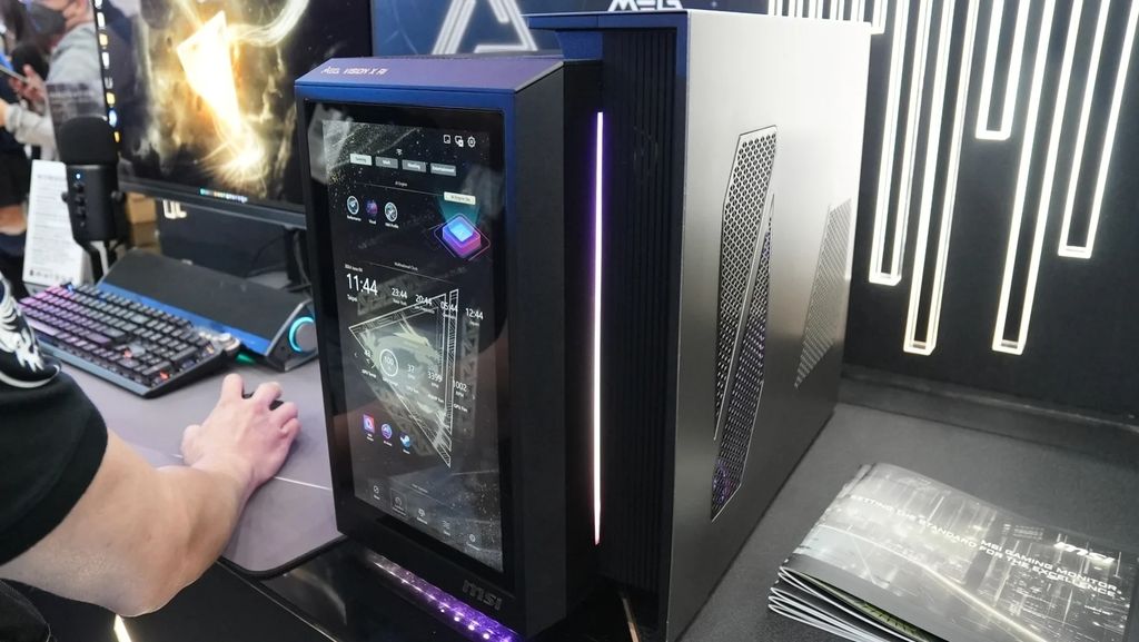 微星展示 MEG Vision X AI 电脑主机:正面大屏可 AI 聊天,有望配 RTX 5090 显卡