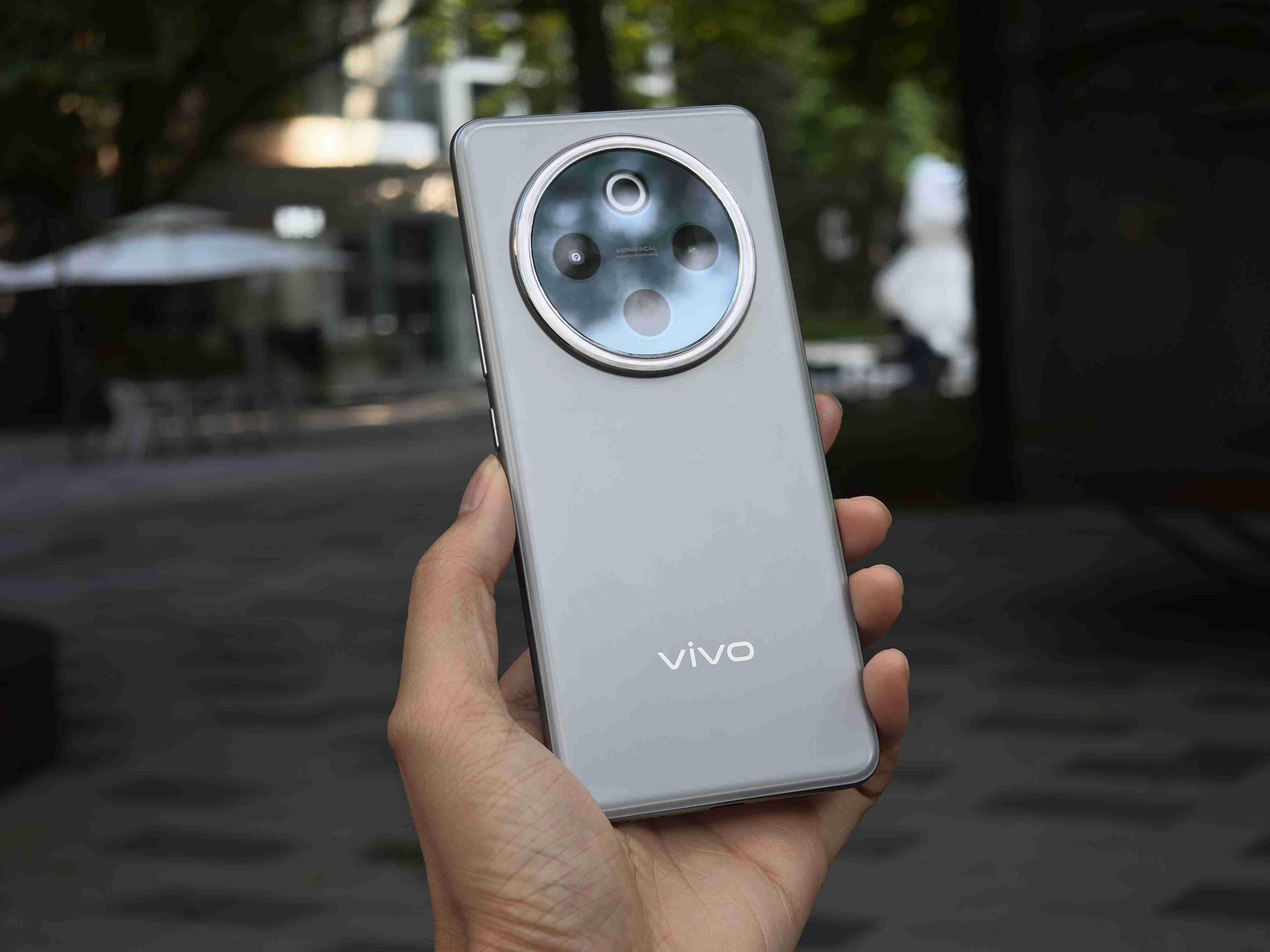 vivo Y300 Pro首发上手体验:轻薄机身下的「续航灭霸」