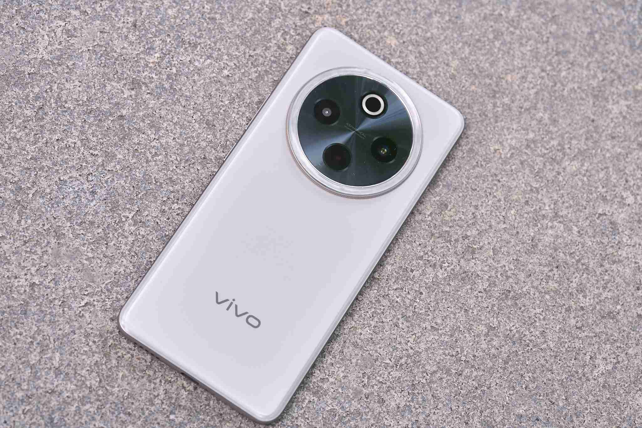 vivo Y300 Pro首发上手体验:轻薄机身下的「续航灭霸」