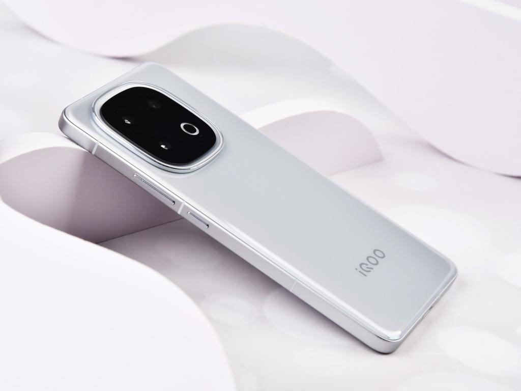 这么炫酷的灯效见过没?iQOO 13 能量光环体验