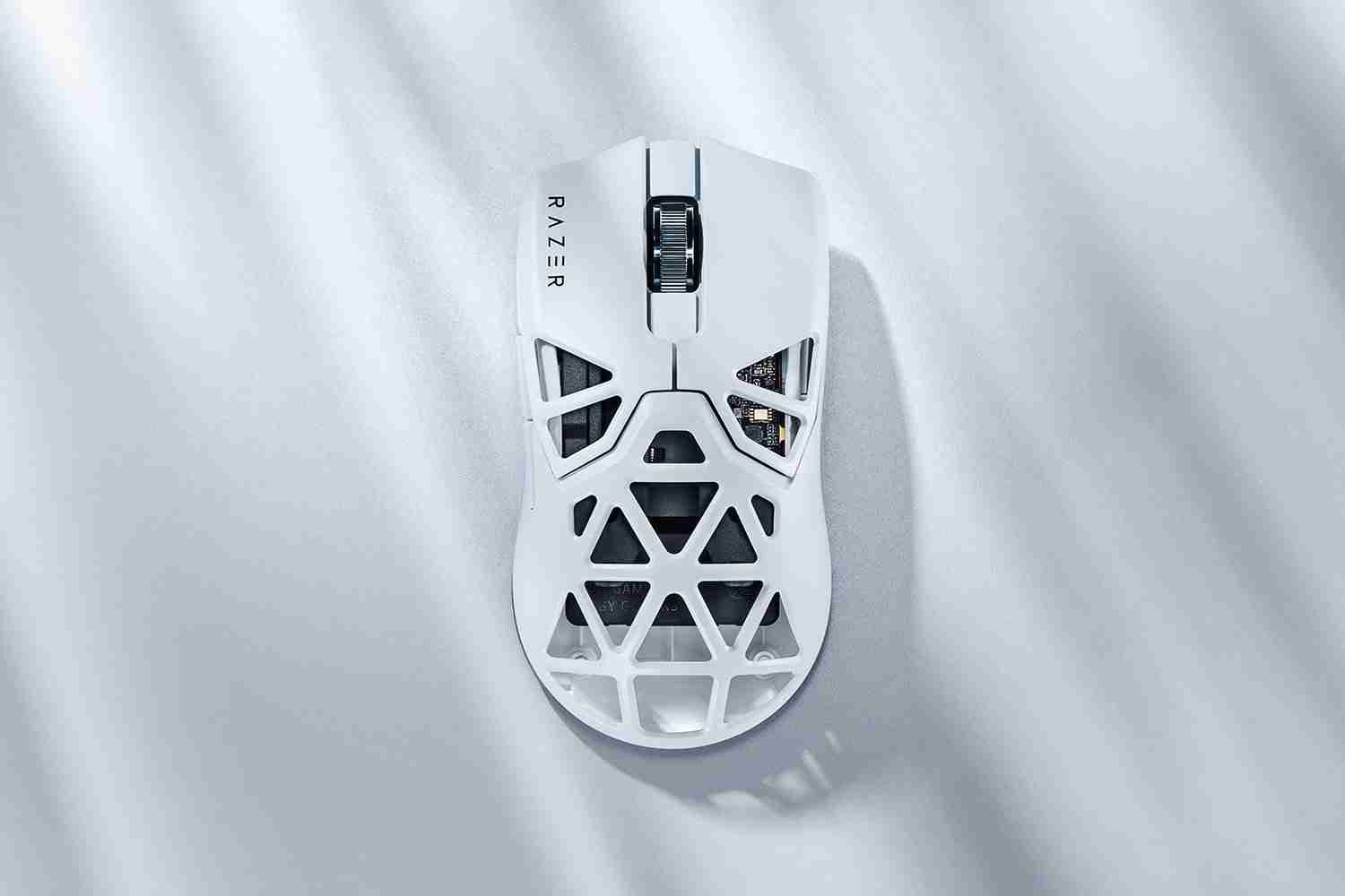 雷蛇毒蝰迷你 Signature Edition 白色版鼠标国行 10 月 31 日开售：约 49 克重，2499 元