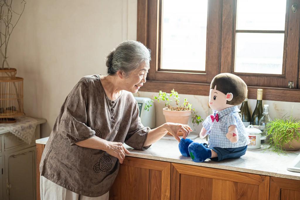 韩国独居老人获AI玩偶,24小时陪伴与健康监测