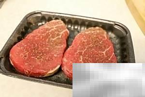 菲力牛排搭配焦糖红酒洋葱做法