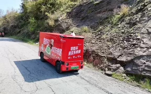 无人车进村！京东物流加速打通乡村揽收“最先一公里”