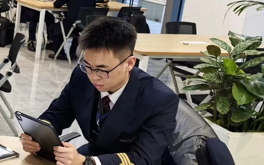 你们看,这些飞行员往自己怀里揣了一颗“种子”