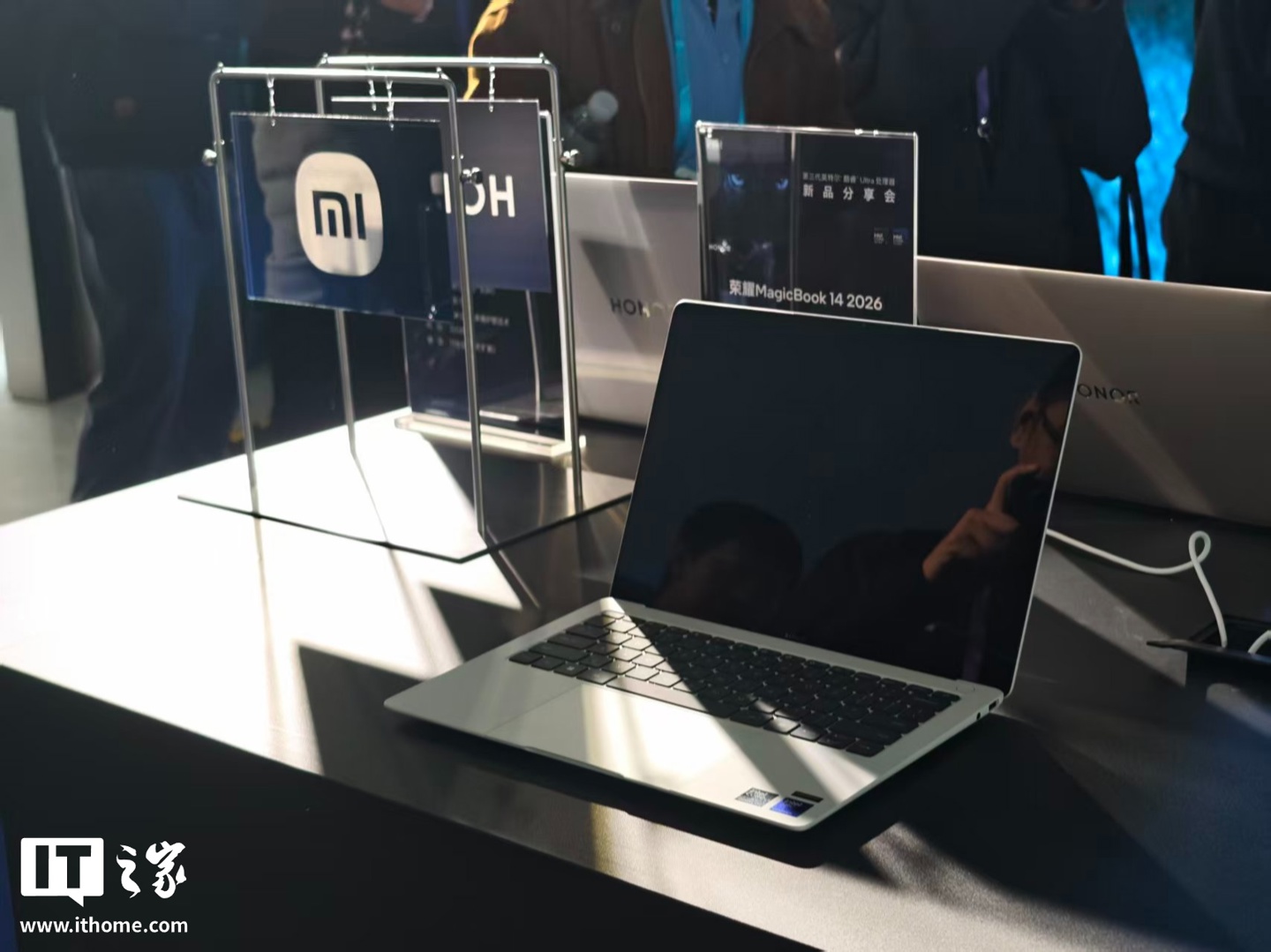 小米 Xiaomi Book Pro 14 轻薄本实机现身，搭载 14.6" OLED 触控屏