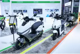 电动摩托车 AI 化：路径多元方显理性，绿源深耕液冷走出新解