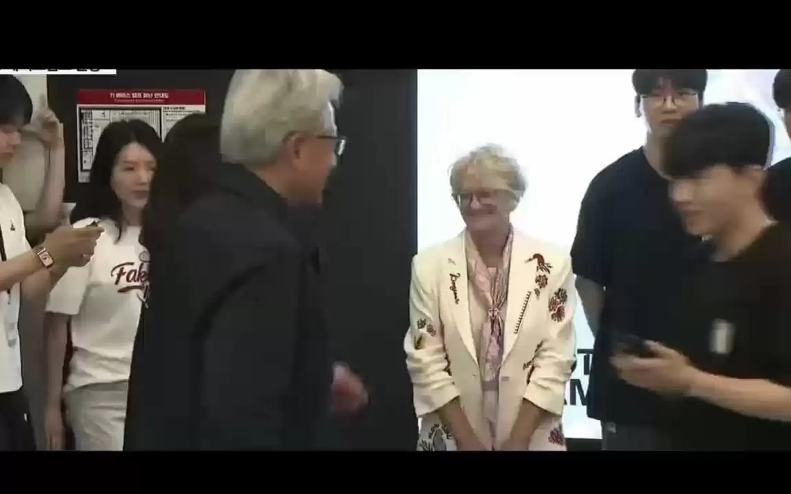 黄仁勋在网吧与Faker见面，现场抽了一张英伟达RTX 5090显卡