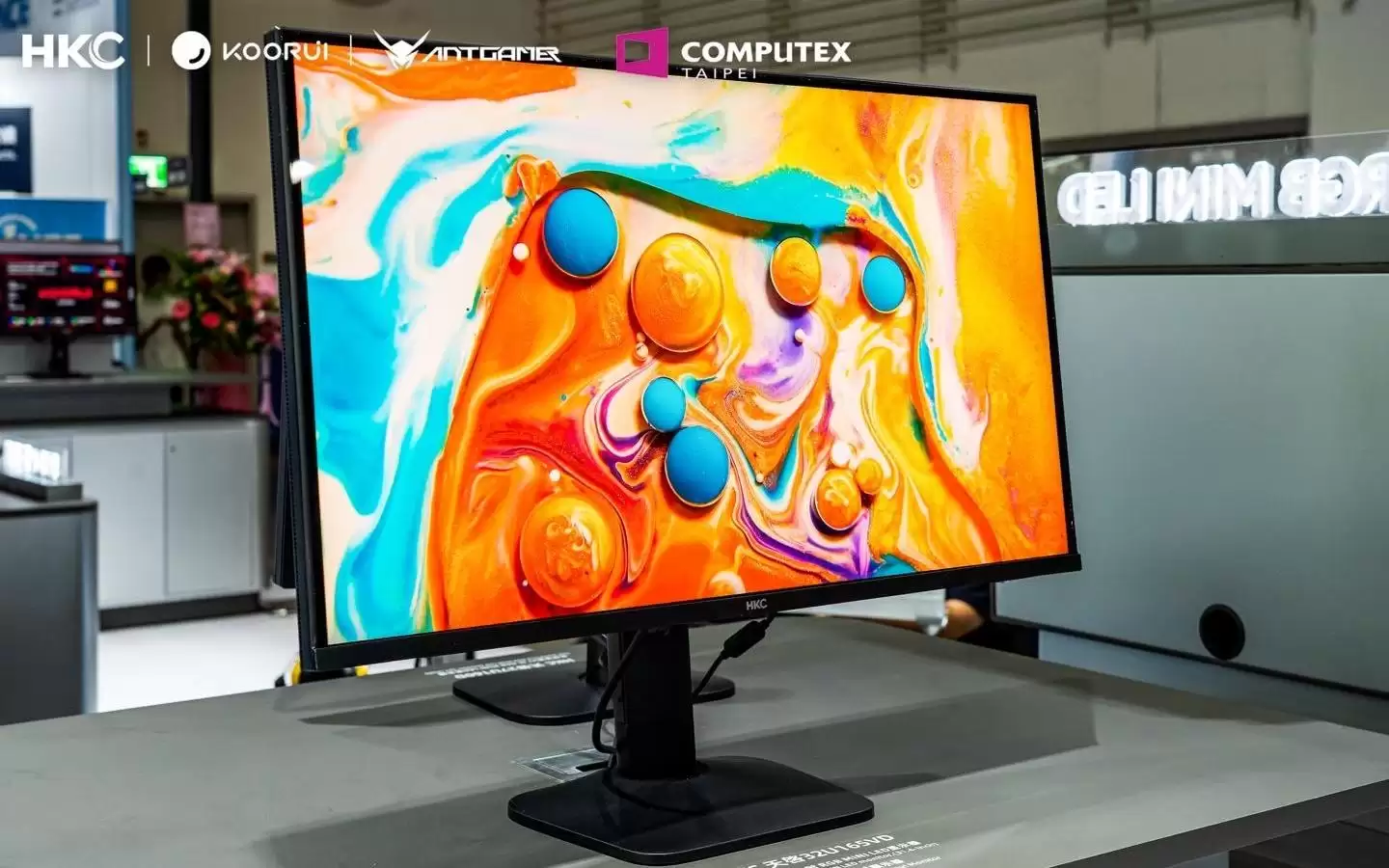 惠科展出全球首款83.4