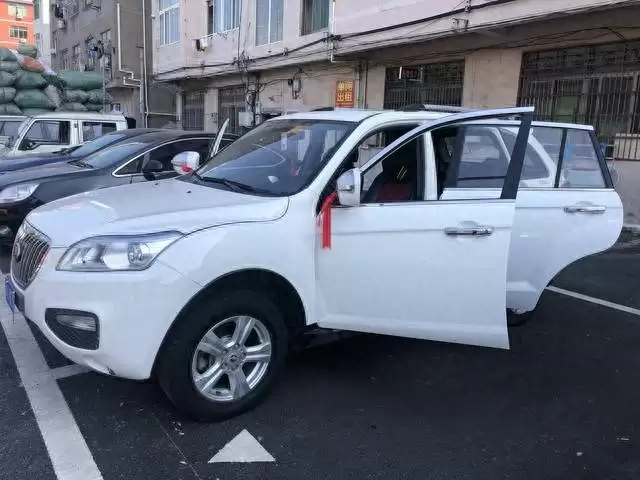 提新车时4S店系红绳图吉利?懂车人揭秘:这彩头背后隐患多