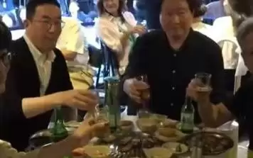 黄仁勋与韩国三名商界大佬烤肉聚会:吃辣椒、学紫苏叶包肉,重温炸鸡配啤酒