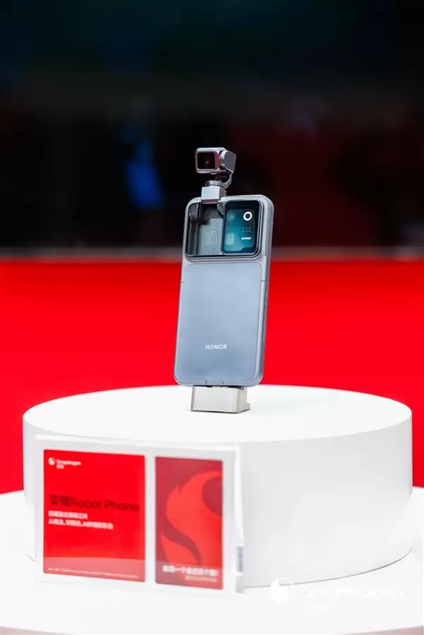 全球首款机器人手机 荣耀Robot Phone高清真机图出炉:碘伏传统形态