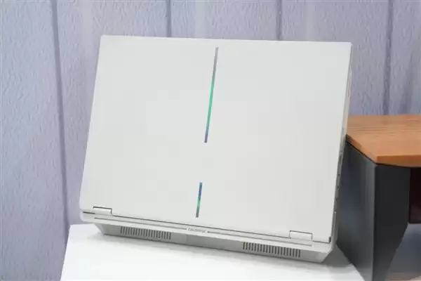 七彩虹首发水冷轻薄游戏本隐星P16 Pro星风版，202