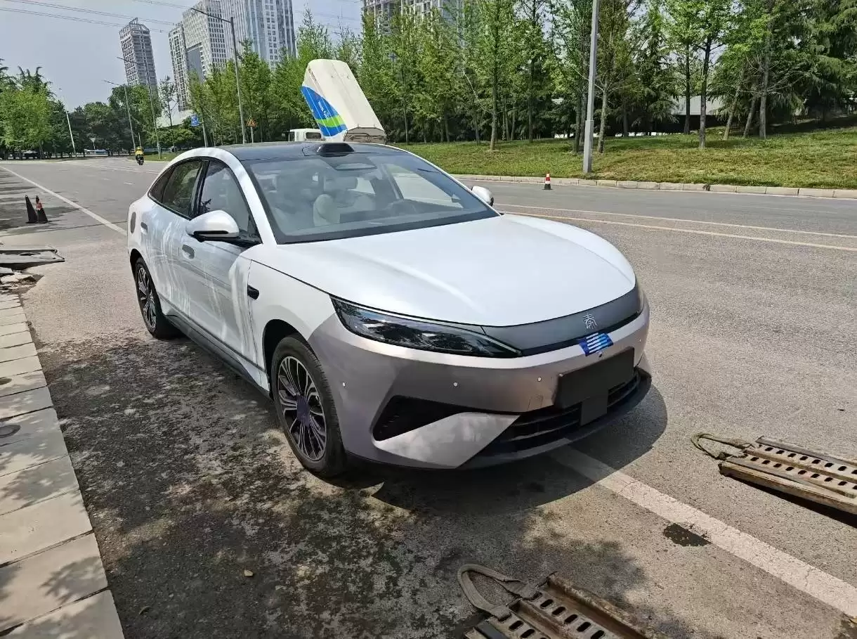 比亚迪秦MAX实车登场!中型车新选择,800V闪充技术成亮点