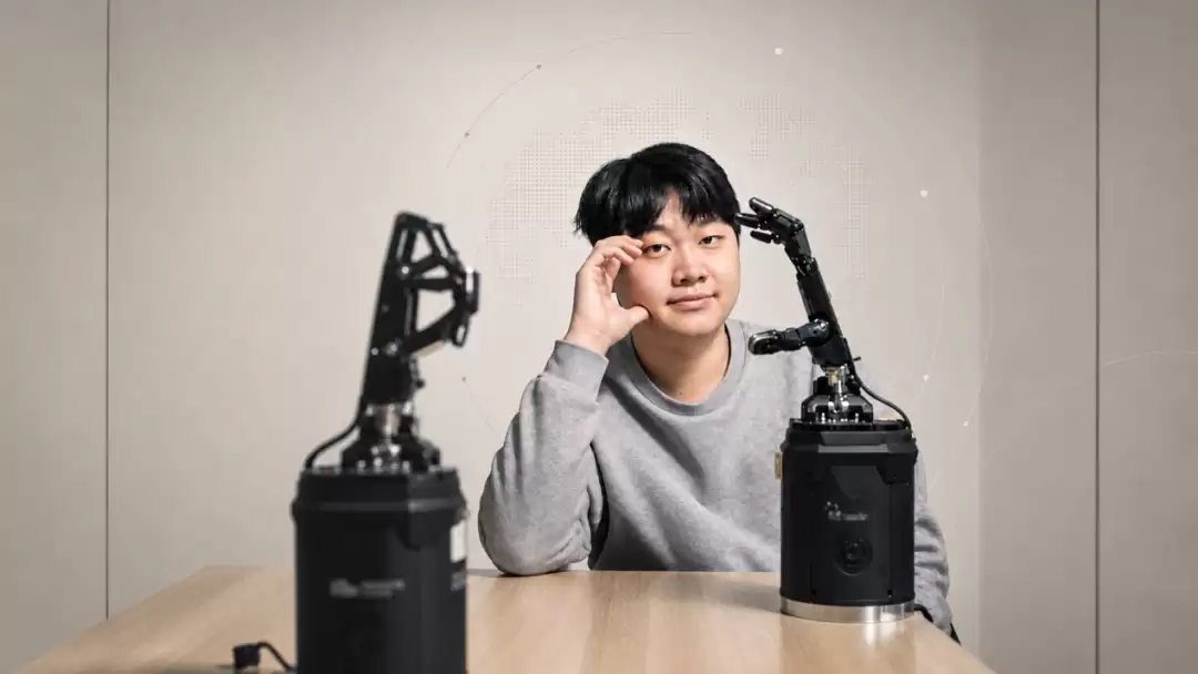 融资超20亿，这位00后用人类数据做机器人的“世界模型”