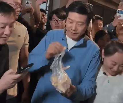 雷军盐城之行超暖心：尝街头小吃，给粉丝发麦芽糖尽显亲和力