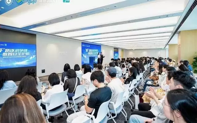 “虾”路逐浪争锋!南大15支青年队伍AI创意同台比拼