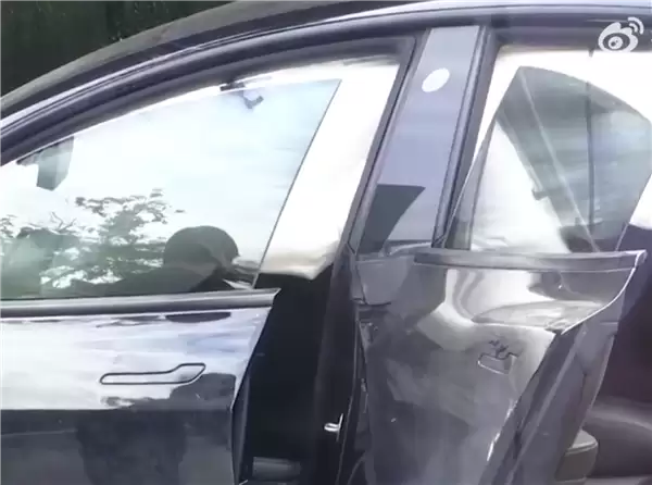 特斯拉路口失控飙至110km/h致报废，车主坚称“踩刹车反加速”，保险未生效陷赔付僵局