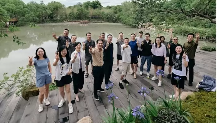 马云与阿里众高管插秧团建,被传离职的周靖人现身