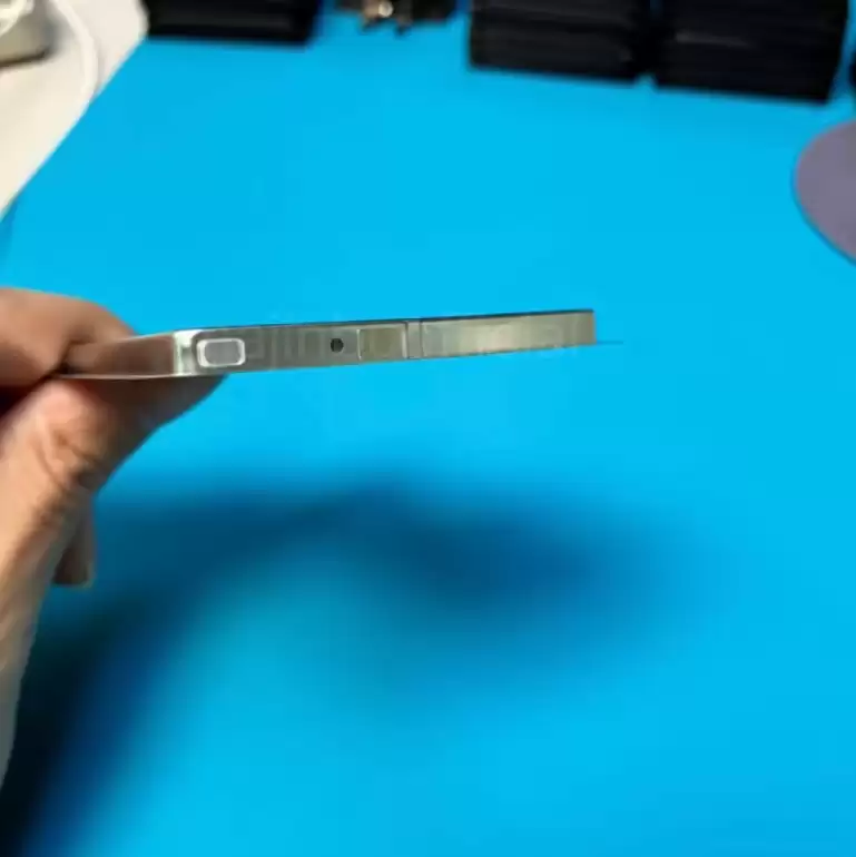 苹果 “史上最薄” iPhone 17 Air 电池实物亮相