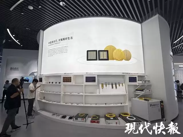 活力中国调研行|小芯片有大能量!记者体验激光“秒打印”