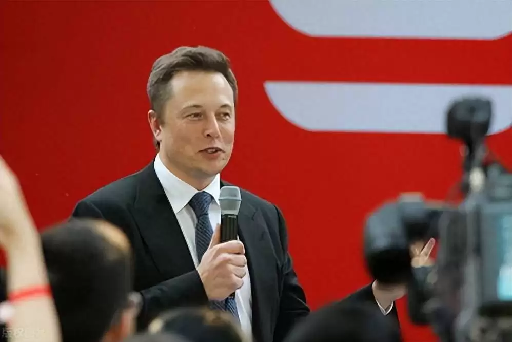特斯拉与比亚迪：从隔空对峙到全球博弈，中美新能源巨头竞逐新篇章